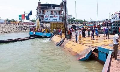 পন্টুন ছিঁড়ে পদ্মায় ডুবে গেছে মাইক্রোবাস, উদ্ধার কাজ চলছে