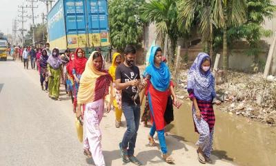 দুর্ভোগে পোশাকশ্রমিকরা