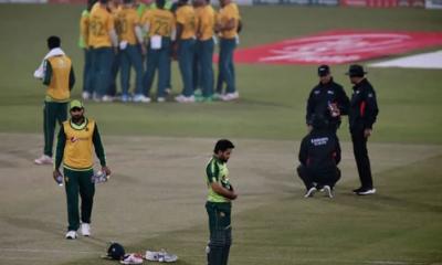 মাঠেই নামাজ পড়লেন ক্রিকেটার, পাচ্ছেন প্রশংসা