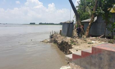 মুন্সীগঞ্জে পদ্মার ভাঙ্গনে একরাতেই বিলিন ১০ ঘর