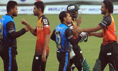 ব্যর্থ সাকিব, শেষ চারে ঢাকা