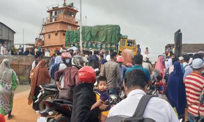 দলে দলে ঢাকা ছাড়ছে মানুষ, শিমুলিয়ায় যাত্রীদের ভীড়
