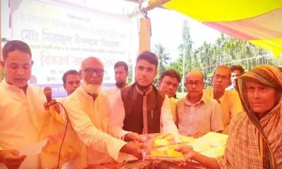 পাঁচ বছরের সম্মানী দুস্থ নারীদের বিলিয়ে দিলেন ইউপি সদস্য