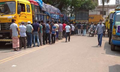 টিসিবির ট্রাক সেলে নেই স্বাস্থ্যবিধির বালাই