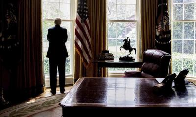 বাইডেনের ডেস্কে চিঠি রেখে বিদায় নিলেন ট্রাম্প