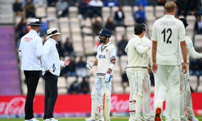 আম্পায়ারের ওপর ক্ষোভ প্রকাশ বিরাট কোহলির