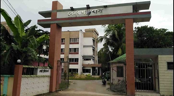 বাবার কাছ থেকে ছিনিয়ে নিয়ে কিশোরীকে ধর্ষণের চেষ্টা 