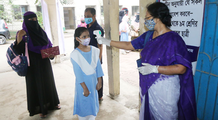 অভিভাবকদের আনন্দে লুকিয়ে আছে উদ্বেগ