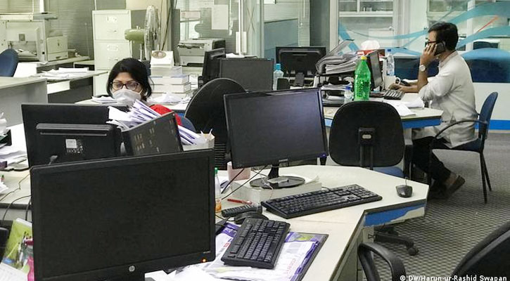 করোনায় অর্ধেক কর্মী ছাঁটাই