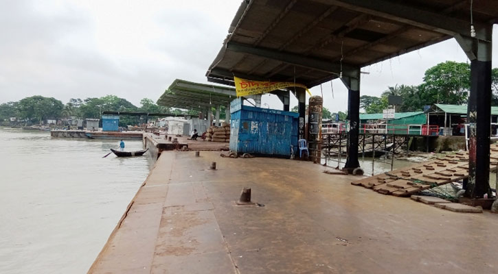 হঠাৎ লঞ্চ বন্ধ হয়ে যাওয়ায় বিপাকে চাঁদপুরের যাত্রীরা