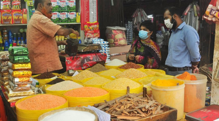 ক্রেতাশূন্য বাজারেও কমেনি পণ্যের দাম