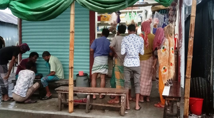 কঠোর লকডাউনেও থেমে নেই চায়ের আড্ডা