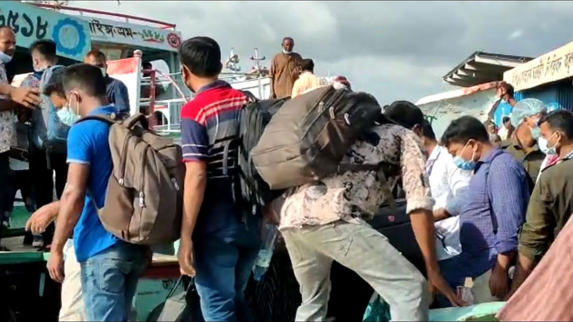 বাড়ি ফেরা মানুষের চাপ শিমুলিয়া ঘাটে