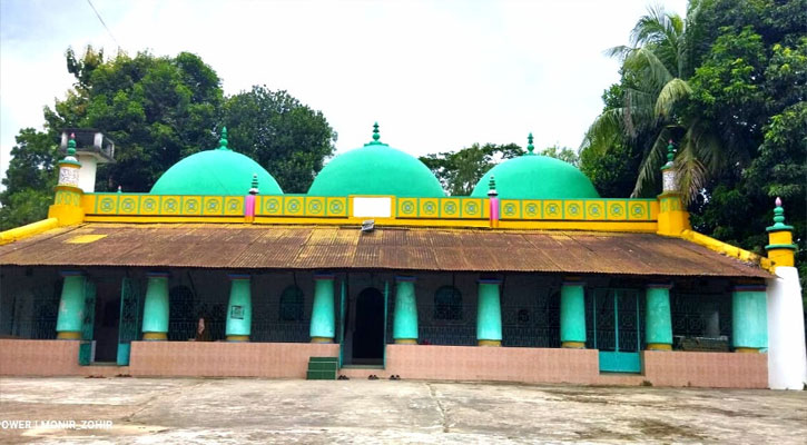 ঐতিহাসিক স্থাপত্যে নির্মিত ৪০০ বছরের পুরনো ‘বরুণা মসজিদ’