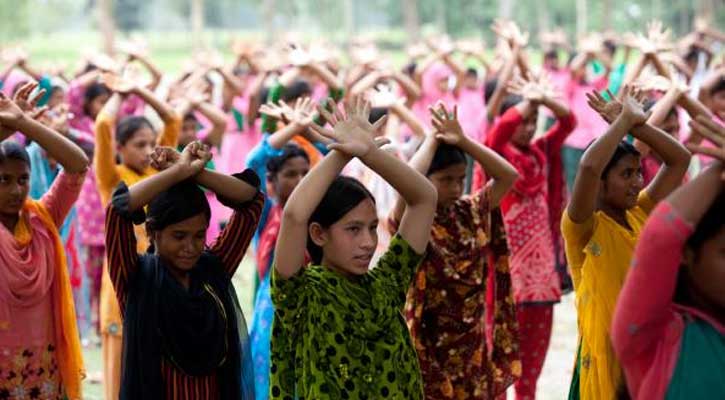 করোনাকালে কপাল পুড়ছে কিশোরীদের