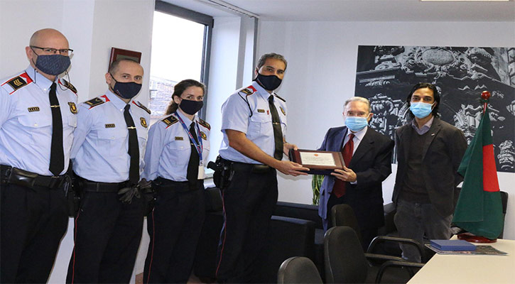 স্পেন বাংলা প্রেসক্লাব পক্ষ থেকে বার্সেলোনা পুলিশ প্রশাসনকে সম্মাননা স্মারক প্রদান