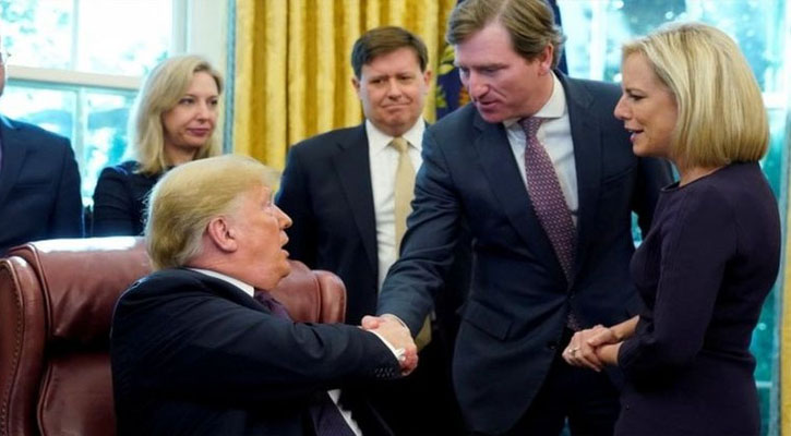 সহমত না দেয়ায় নির্বাচনী শীর্ষ কর্মকর্তাকে বরখাস্ত করল ট্রাম্প