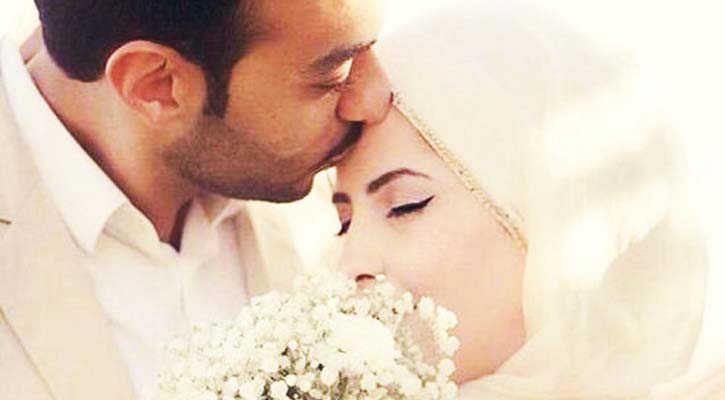 স্ত্রীর কপালে চুমু খেলে স্বামীর আয়ু  বাড়ে