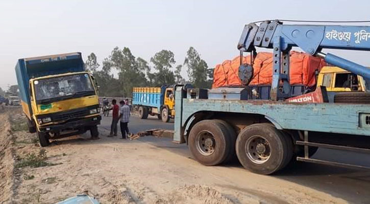 কাভার্ডভ্যান চাপায় সড়কে প্রাণ গেল স্বামী-স্ত্রীসহ ৪ জনের