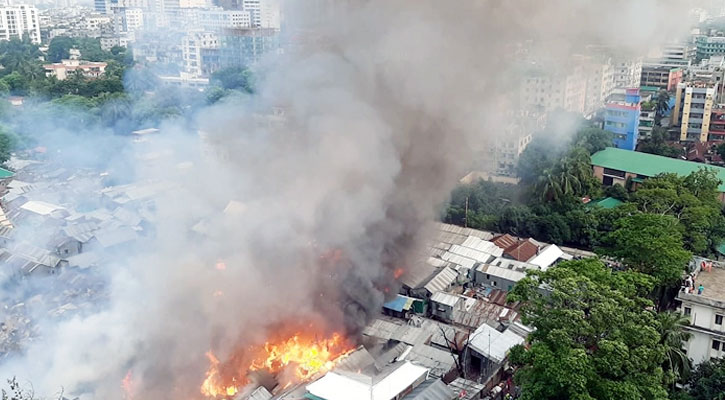 মহাখালীর সাততলা বস্তিতে ভয়াবহ আগুন, পুড়লো শত শত ঘর