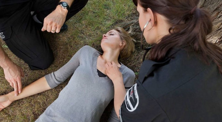 হঠাৎ কেউ অজ্ঞান হলে তাৎক্ষণিক করণীয়