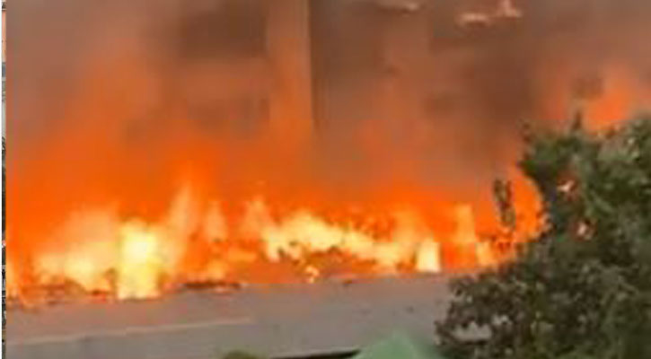 রাজধানীর জেনেভা ক্যাম্প বস্তিতে ভয়াবহ আগুন