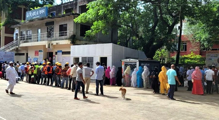 করোনার নমুনা দেওয়ার আগেই লাইনে দাঁড়ানো রোগীর মৃত্যু