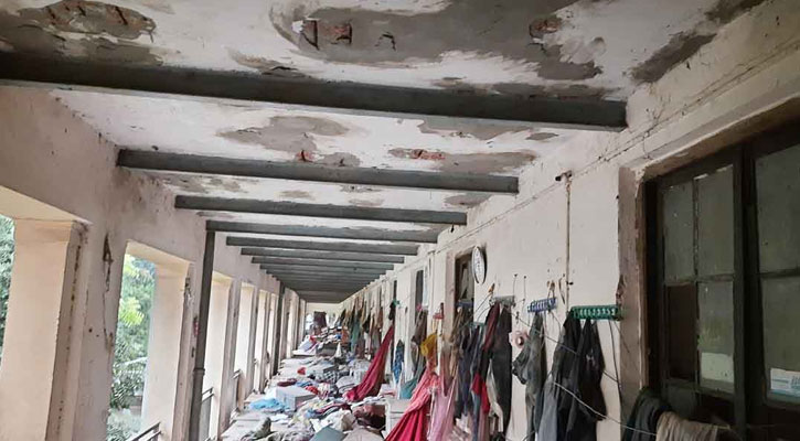 ঢাবি হলে ফাটল, শিক্ষার্থীদের আসবাবপত্র সরানোর নির্দেশ