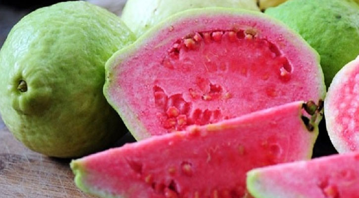 শীতে পেয়ারা খাওয়া যে কারণে জরুরি