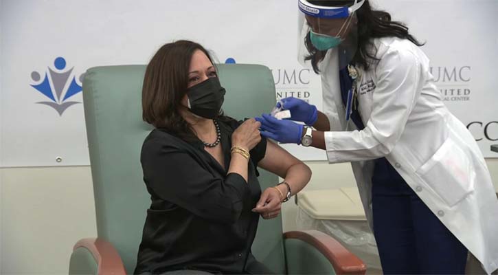 বাইডেনের পর করোনার টিকা নিলেন কমলা