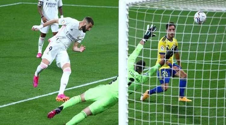 ১০ মিনিটের তাণ্ডবে শীর্ষে রিয়াল