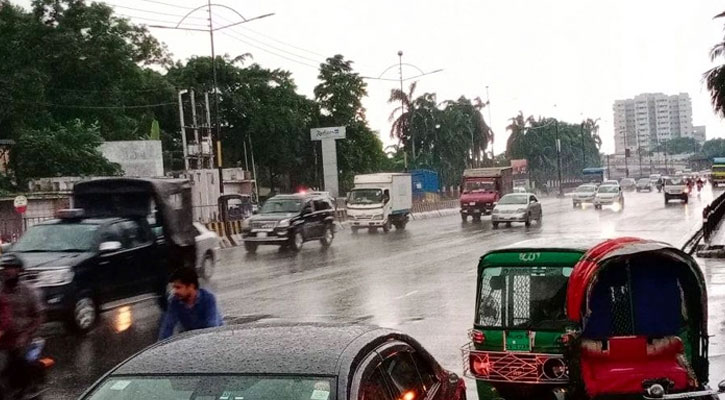 রাজধানীতে দ্বিতীয় দিনেই ‘ঢিলেঢালা’ লকডাউন