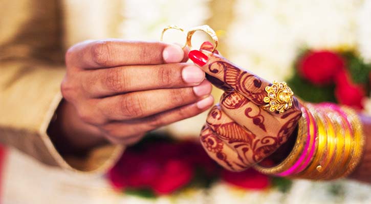 আপত্তিকর অবস্থায় ধরা, নাতির সঙ্গে দাদির বিয়ে