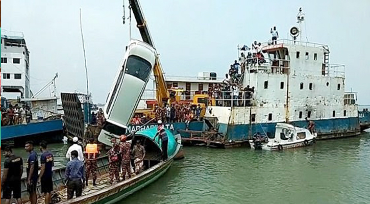 পদ্মায় ডুবে যাওয়া মাইক্রোবাসটি উদ্ধার 