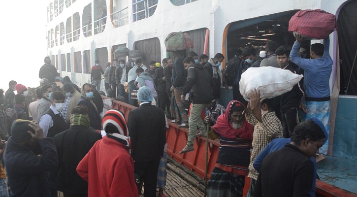 জীবনের ঝুকি নিয়ে মাঝ নদীতে ট্রলারে করে চলন্ত লঞ্চে উঠানামা