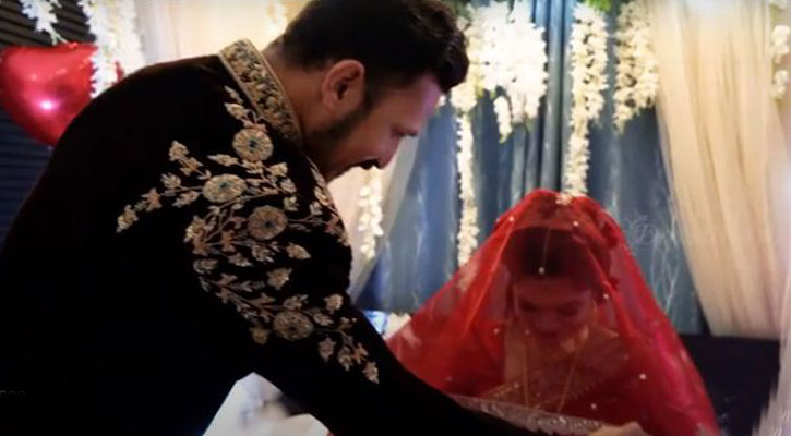 বউয়ের ঘোমটা তুলেই পড়ে গেলেন নাসির, ভিডিও ভাইরাল