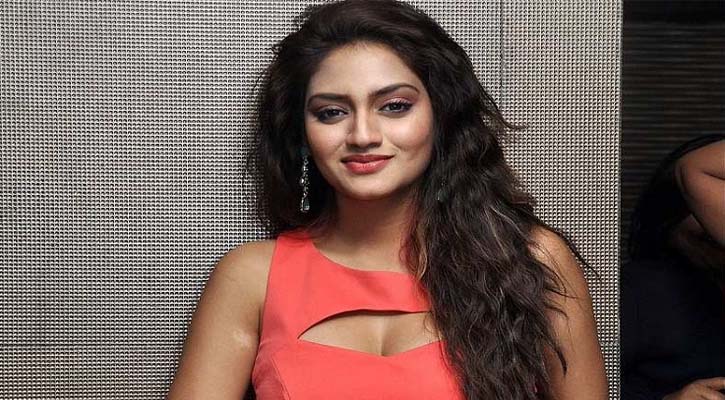 খোলা পিঠের ছবিতে আলোচনায় নুসরাত