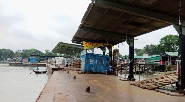 হঠাৎ লঞ্চ বন্ধে বিপাকে যাত্রীরা, ক্ষোভ প্রকাশ