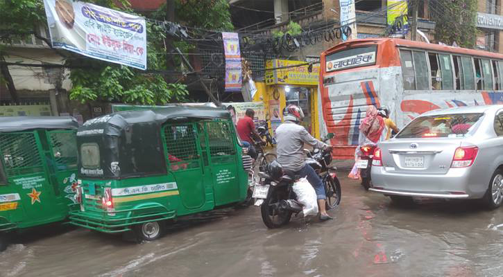 ভারী বৃষ্টিতে রাজধানীতে জলাবদ্ধতা,  চলাচলে ভোগান্তি