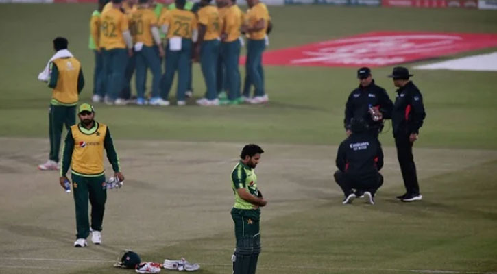 মাঠেই নামাজ পড়লেন ক্রিকেটার, পাচ্ছেন প্রশংসা