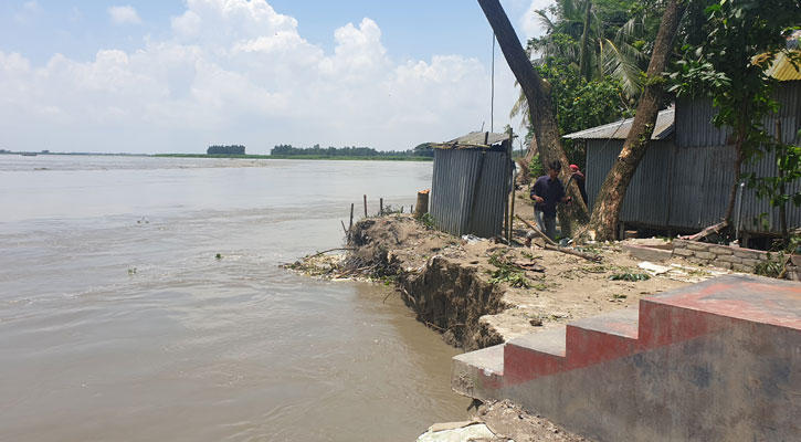 মুন্সীগঞ্জে পদ্মার ভাঙ্গনে একরাতেই বিলিন ১০ ঘর