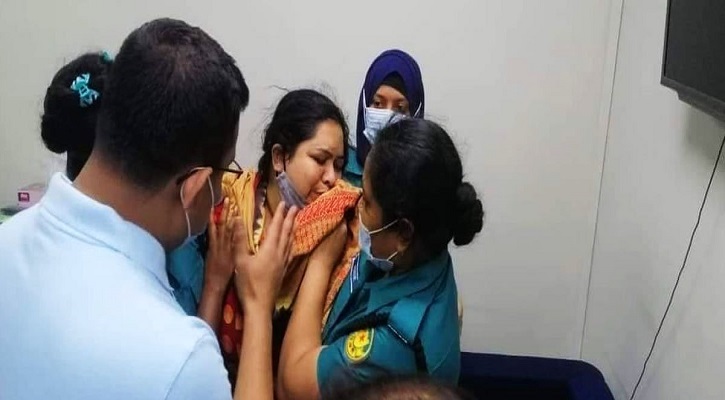 অতিরিক্ত সচিব রোজিনার বুকে চেপে ধরেন