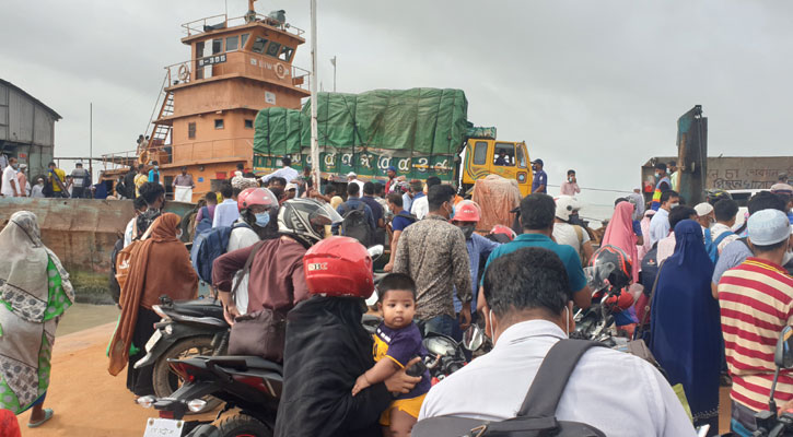 দলে দলে ঢাকা ছাড়ছে মানুষ, শিমুলিয়ায় যাত্রীদের ভীড়