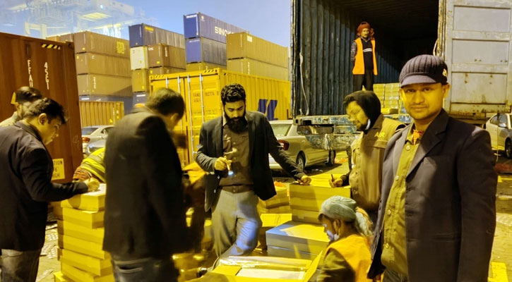 আপেলের চালানে সিগারেট, পাঁচ কোটি টাকা রাজস্ব ফাঁকির চেষ্টা