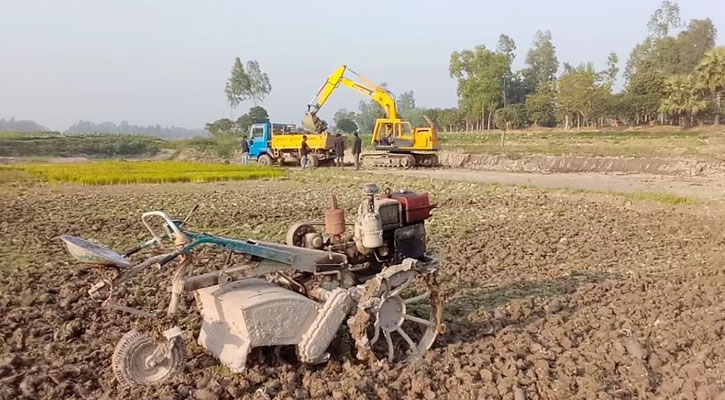 আশুলিয়ায় ফসলি জমির মাটি চলে যাচ্ছে ইটভাটায়