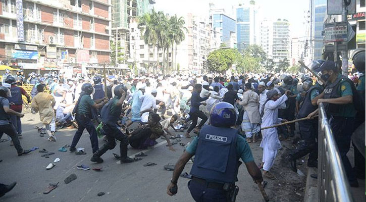 কুমিল্লার ঘটনার জেরে ঢাকায় সংঘর্ষ