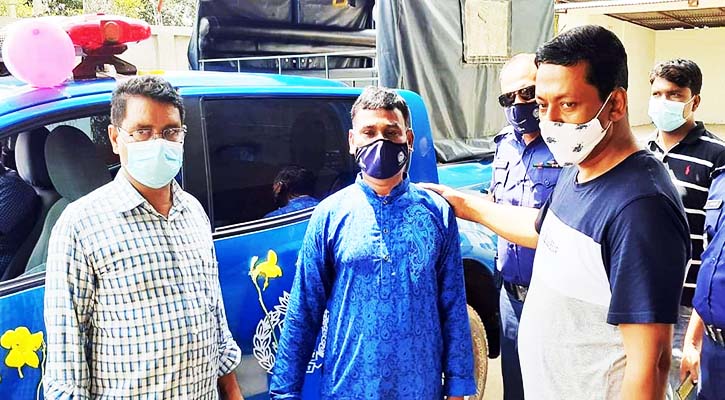 অবসরপ্রাপ্ত পু‌লিশ সদ‌স্যকে ওসির গা‌ড়ি পৌঁছে দিলো বা‌ড়ি