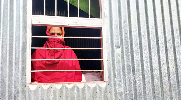 ছোট দেবরকে বিয়ের দাবিতে অনশনে ভাবি