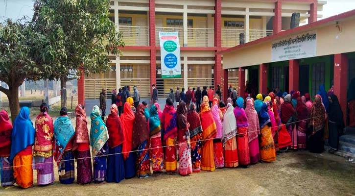 তীব্র শীতের মাধ্যে চাঁপাইনবাবগঞ্জের ১৪  ইউনিয়ন ভোটগ্রহণ চলছে