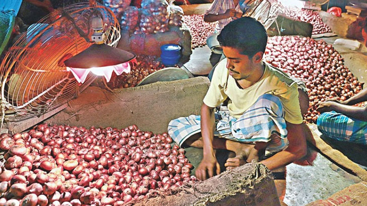 কোরবানির অজুহাতে দাম বাড়ছে পেঁয়াজের